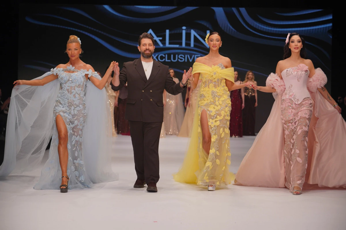 BAYRAĞIMIZ KIRMIZI &Ccedil;İZGİMİZDİR