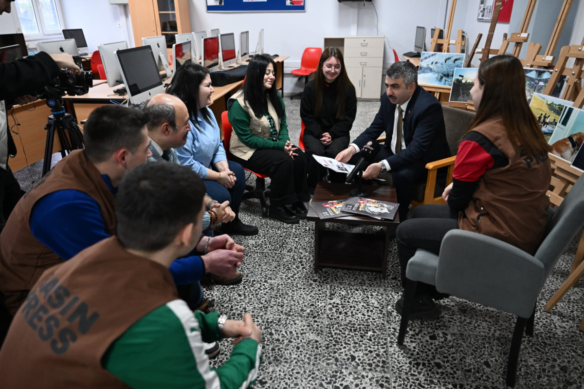 BELEDİYE BAŞKANI LİSESİ ÖĞRENCİLERİYLE BİR ARAYA GELDİ