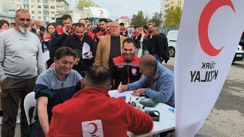 BİR GÜNDE 1111 ÜNİTE KAN TOPLANDI