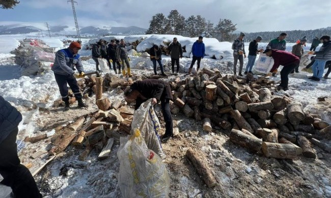 DEPREMZEDELER İÇİN 1 TON ODUN GÖNDERİLDİ
