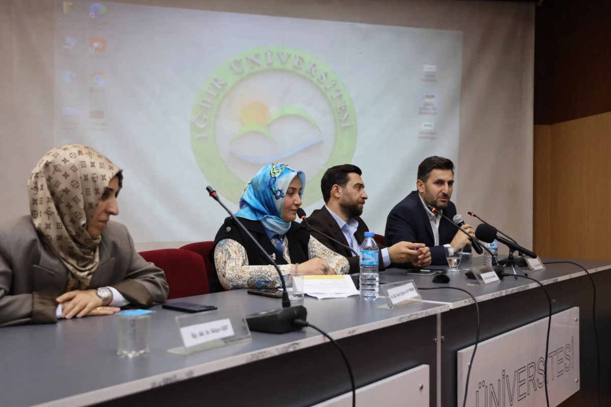 Dijital &Ccedil;ağda Aile Masaya Yatırıldı: Bağlı mıyız, Bağımlı mı?