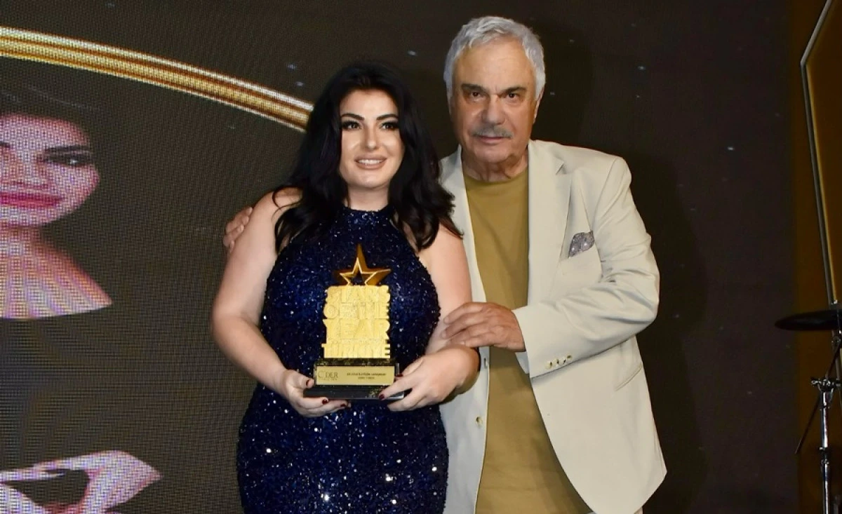 EBRU TORUN&rsquo;A &Ouml;D&Uuml;L&Uuml;N&Uuml; HALİL ERG&Uuml;N VERDİ