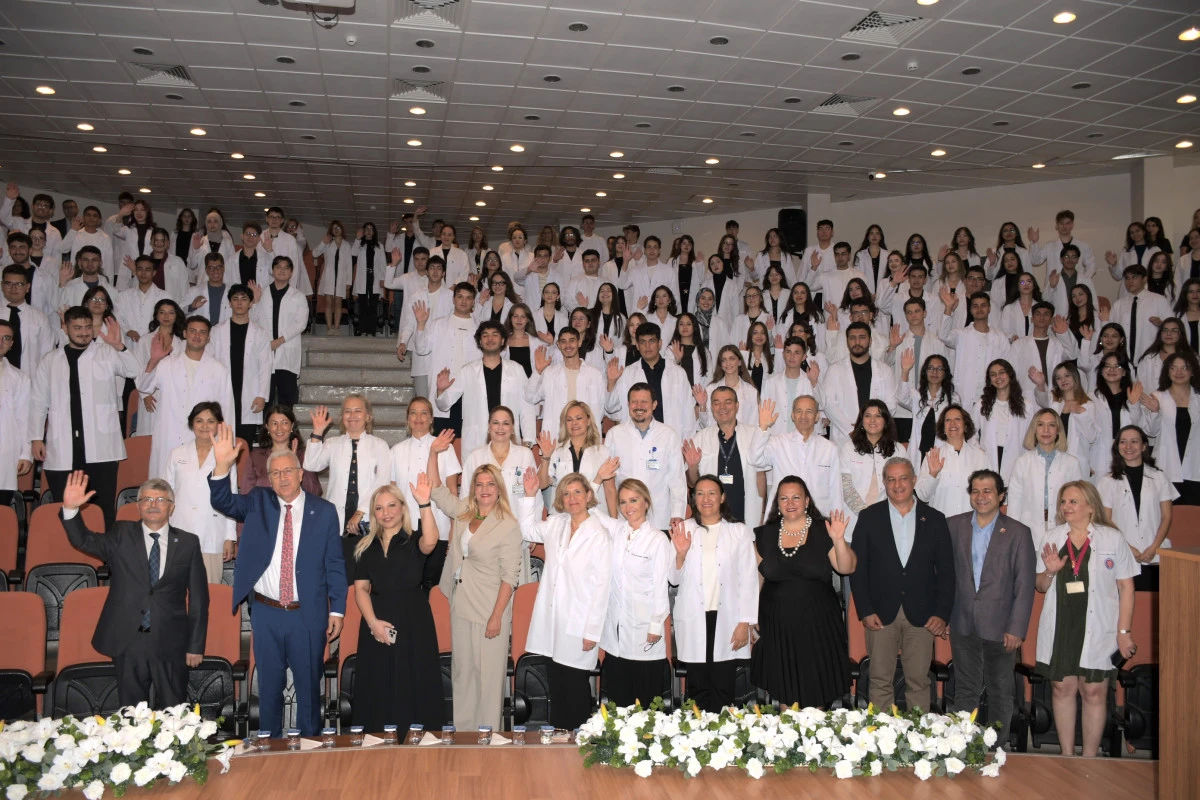 EGE ÜNİVERSİTELİ DİŞ HEKİMLERİ BEYAZ ÖNLÜKLERİNE KAVUŞTU
