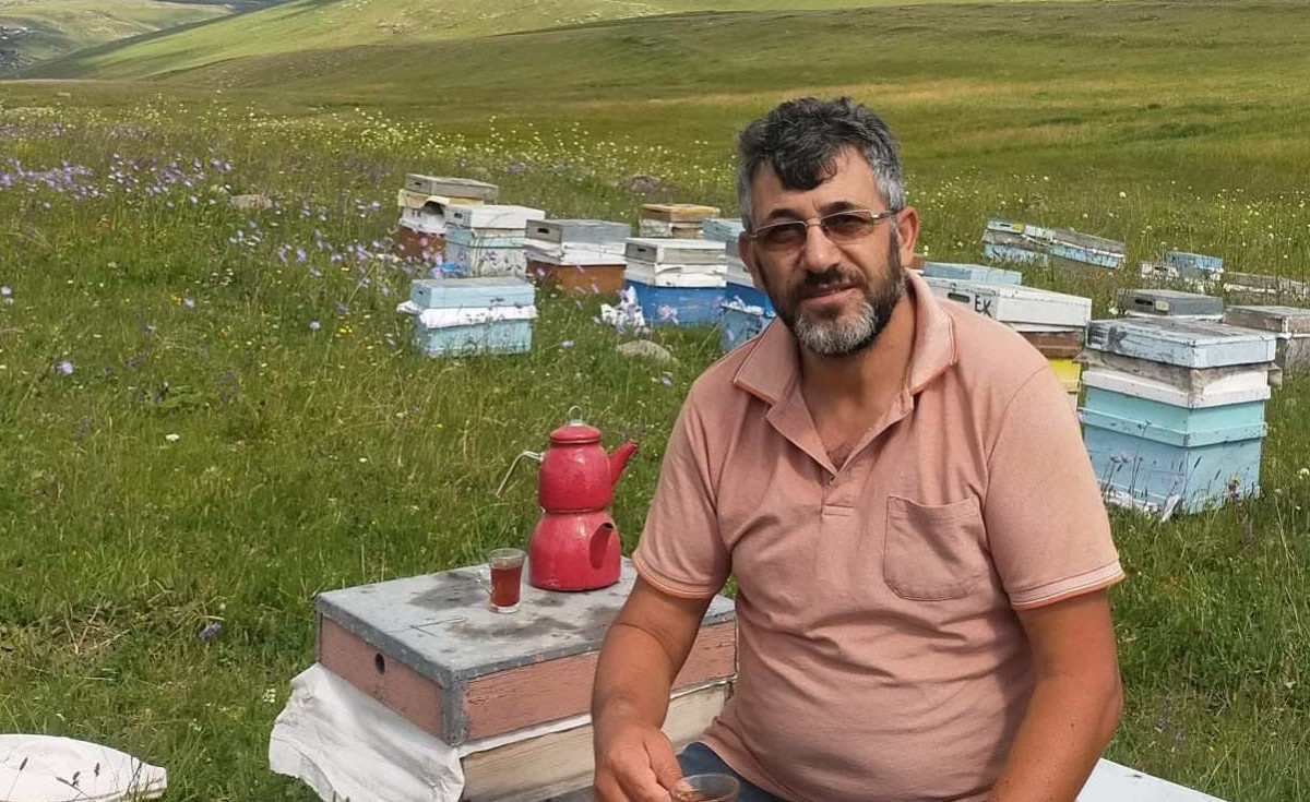 EMEKLİ ÖĞRETMENİN ARICILIK SEVGİSİ