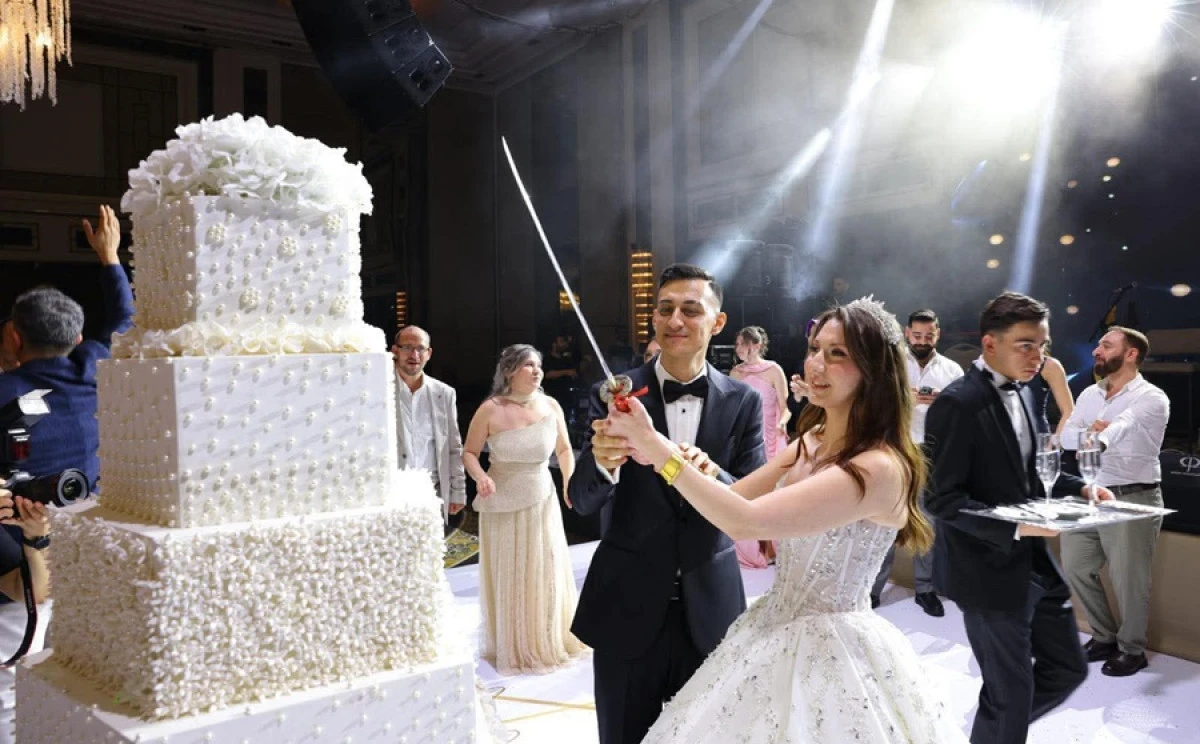 EMİR S&Ouml;NMEZ VE &Uuml;LKEM KARAOT G&Ouml;RKEMLİ BİR D&Uuml;Ğ&Uuml;NLE EVLENDİ