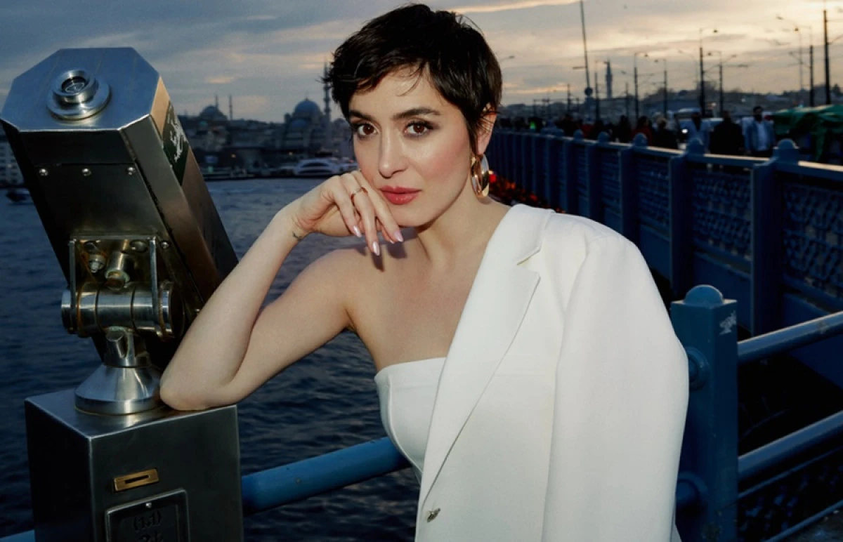 EZGİ EY&Uuml;BOĞLU&rsquo;NDAN YENİ TEKLİ