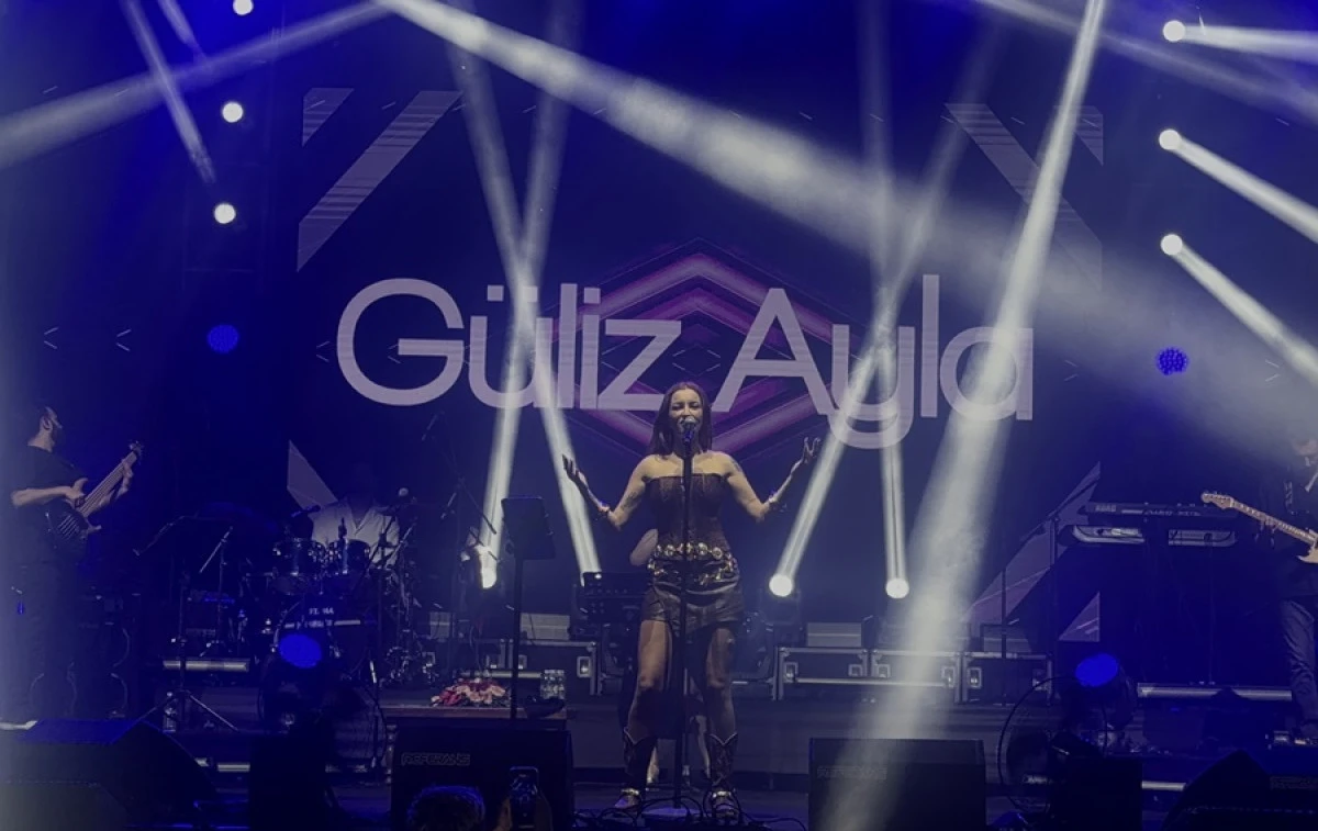 FESTİVALİN İLK GECESİNE G&Uuml;LİZ AYLA DAMGA VURDU