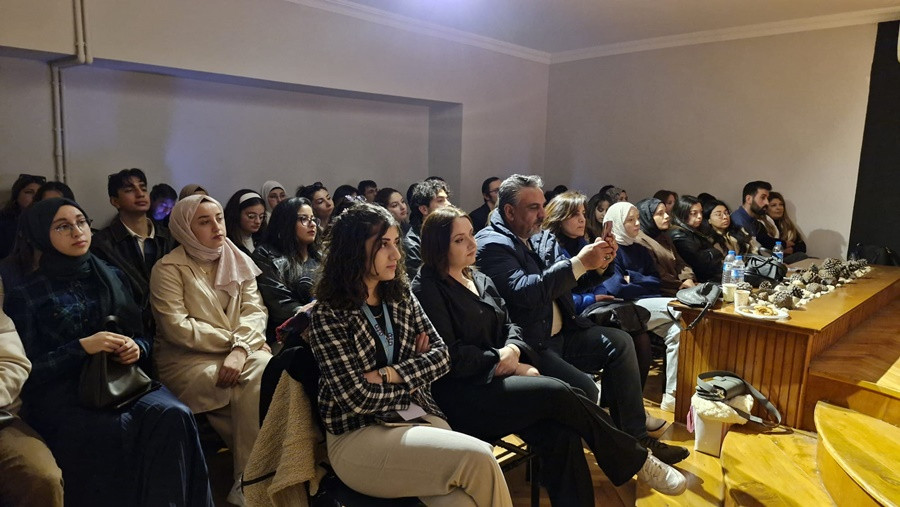 GENÇLİK PLATFORMU VE İĞNE DELİĞİ GENÇLİK MERKEZİ’NDEN ANLAMLI ZİRVE