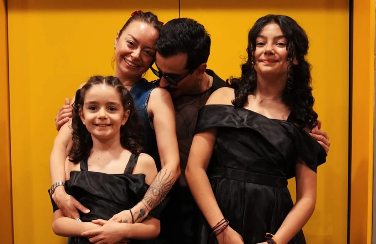 G&Ouml;KHAN T&Uuml;RKMEN, KIZLARIYLA AYNI SAHNEDE IŞIL IŞILDI