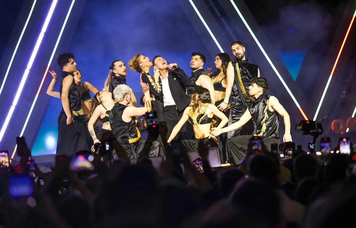 G&Uuml;LBEN ERGEN VE MUSTAFA SANDAL&rsquo;DAN SAHNEDE S&Uuml;RPRİZ D&Uuml;ET