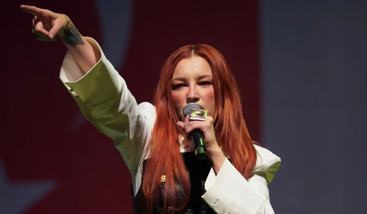 GÜLİZ AYLA’DAN 19 MAYIS’A ÖZEL KONSER