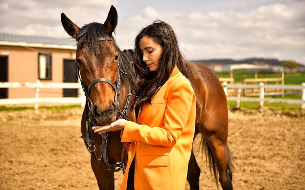 HAYVAN SEVER YÖNÜYLE GÖNÜLLERİ FETHETTİ