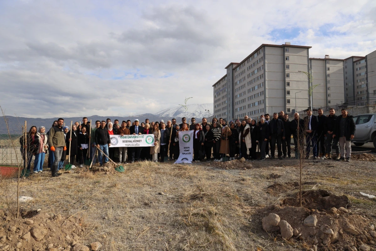 Iğdır &Uuml;niversitesinde Geleceğe Nefes: 815 Fidan Toprakla Buluştu