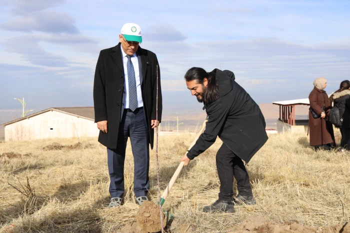 Iğdır &Uuml;niversitesinde Geleceğe Nefes: 815 Fidan Toprakla Buluştu