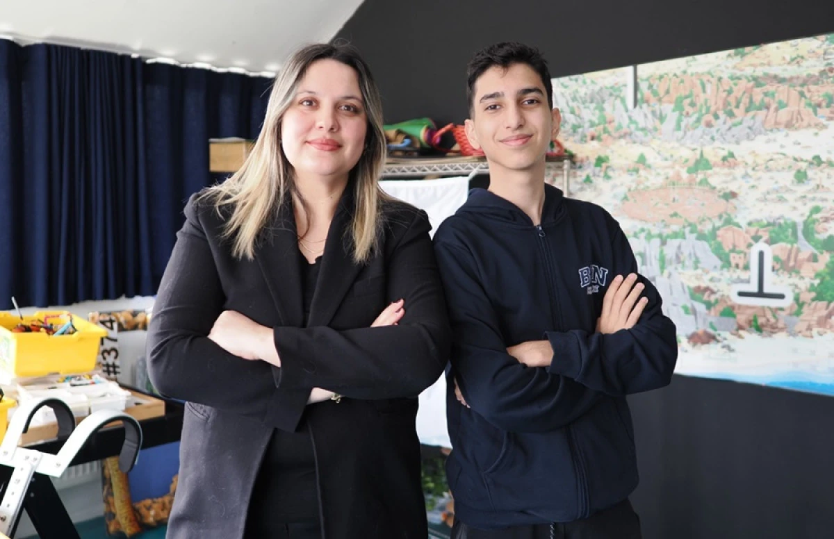 İKİ LİSE &Ouml;ĞRENCİSİ SIFIR B&Uuml;T&Ccedil;EYLE &Ccedil;EKTİKLERİ KULAKLIK REKLAMIYLA D&Uuml;NYA ŞAMPİYONU OLDU