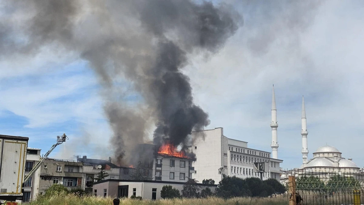 İSTANBUL&rsquo;DA KORKUTAN YANGIN