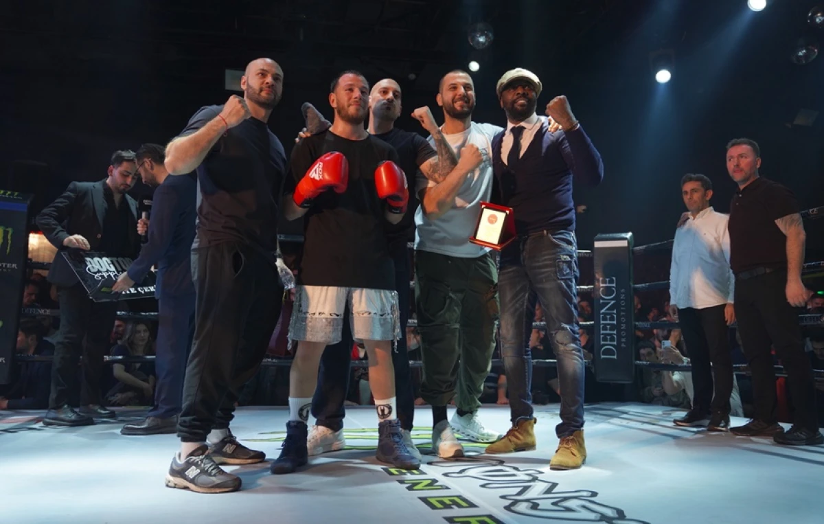 İSTANBUL&rsquo;DA RİNGDE SAHNE DE ALEV ALDI