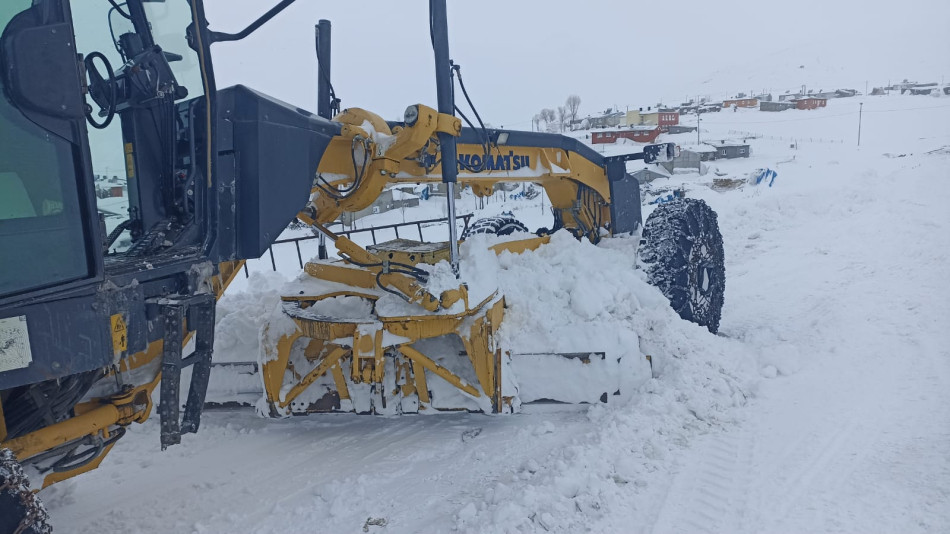 KARLA KAPANAN KÖY YOLLARI ÇALIŞMASI DEVAM EDİYOR
