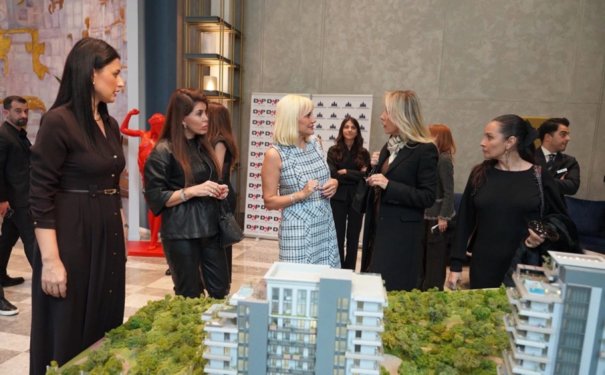 L&Uuml;KS&Uuml;N &Ouml;TESİNDE BİR BULUŞMA 