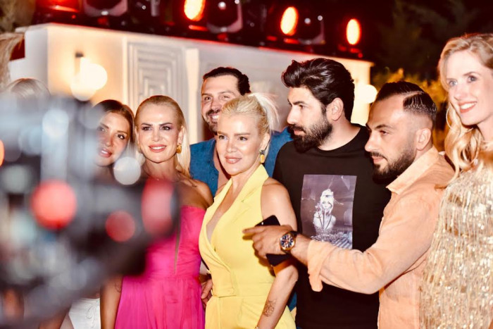  MEKAN AÇILIŞINA ÜNLÜLER AKIN ETTİ