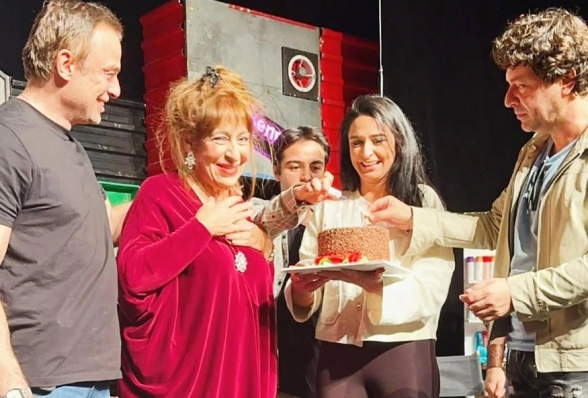 MELEK BAYKAL&rsquo;A SAHNEDE S&Uuml;RPRİZ KUTLAMA