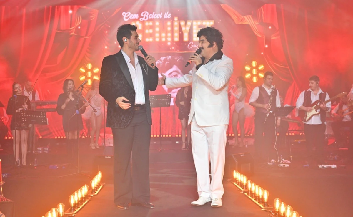 M&Uuml;ZİKAL G&Ouml;STERİ TADINDA BİR SAHNE ŞOVU