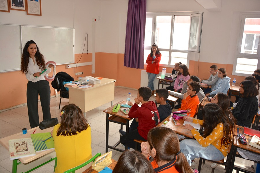 ÖĞRENCİLERE AĞIZ VE DİŞ SAĞLIĞI EĞİTİMİ