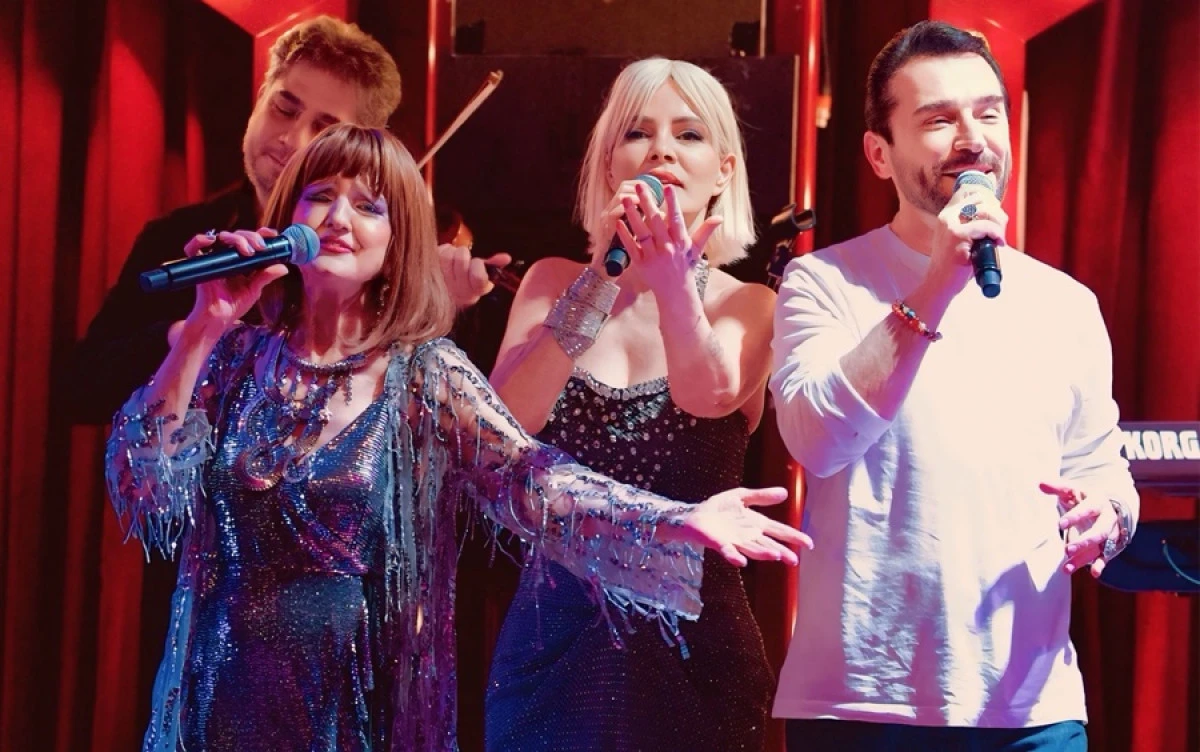 &Ouml;M&Uuml;R GEDİK VE G&Uuml;LDEN KARAB&Ouml;CEK SAHNEYİ SALLADI