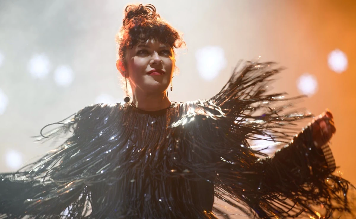 &Ouml;ZGE FIŞKIN&rsquo;DAN DUMAN COVER&rsquo;I