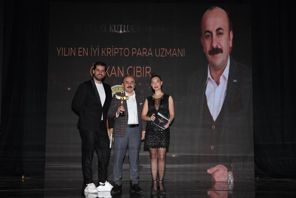 ÖZKAN CIBIR, YILIN EN İYİ KRİPTO PARA UZMANI SEÇİLDİ
