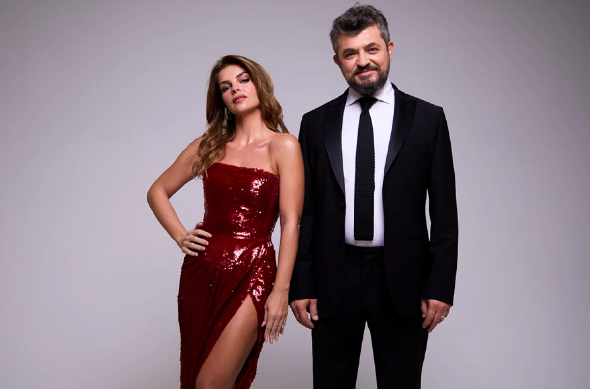 PELİN KARAHAN SAHNEYE İNDİ, MASKELER D&Uuml;ŞT&Uuml;