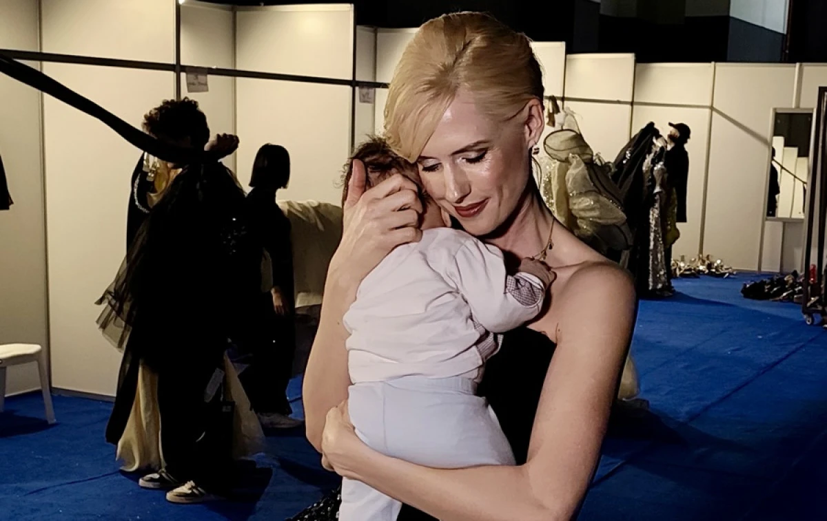 PODYUMDA ZARAFET, KULİSTE ANNELİK