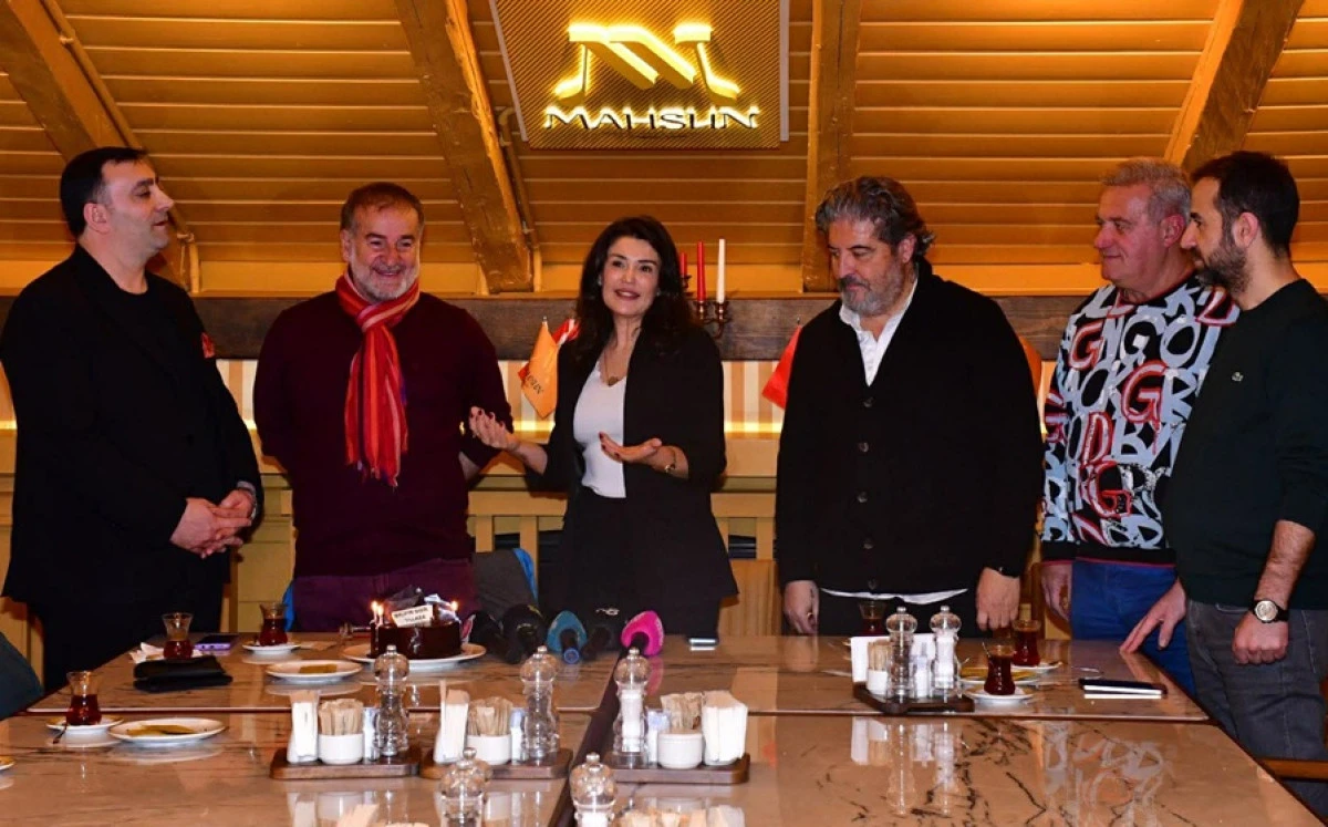 SANAT VE DOSTLUKLA &Ouml;R&Uuml;L&Uuml; &Ouml;ZEL BULUŞMA