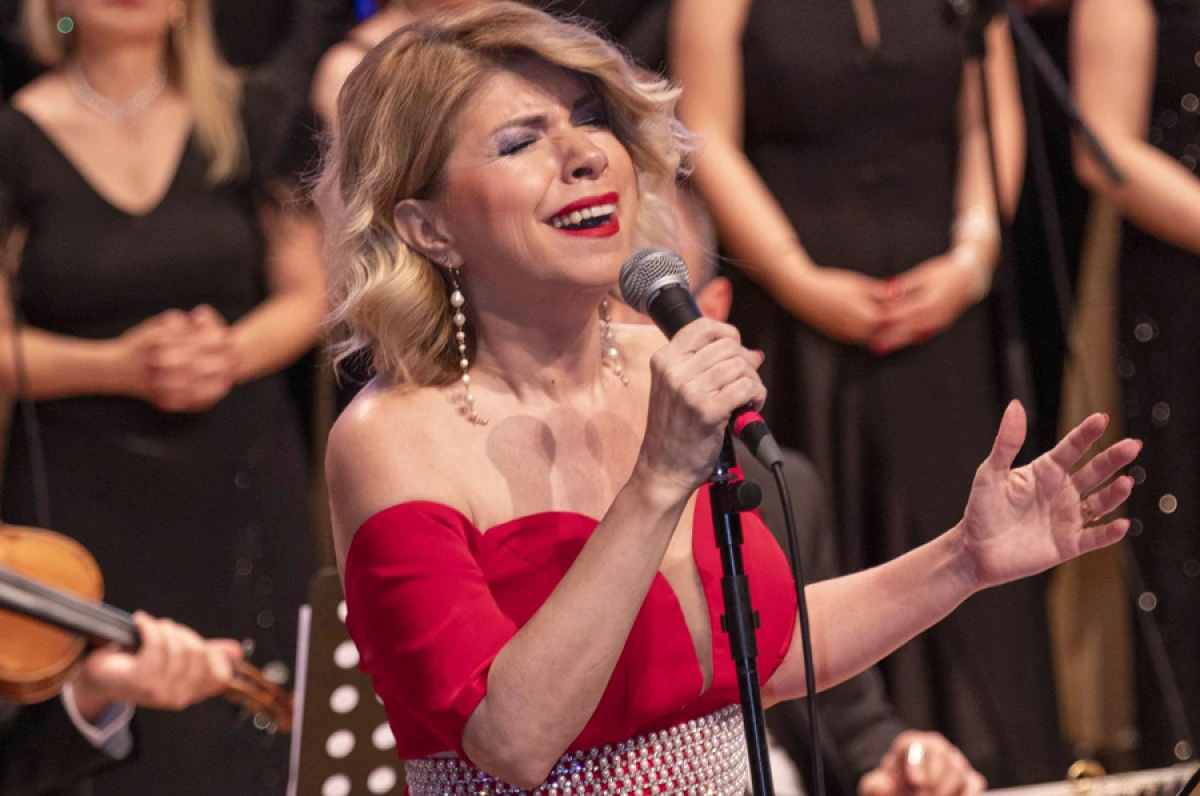 SEZEN CİN &Ouml;ZDEMİRDEN &Uuml;ST &Uuml;STE İKİ KONSER 