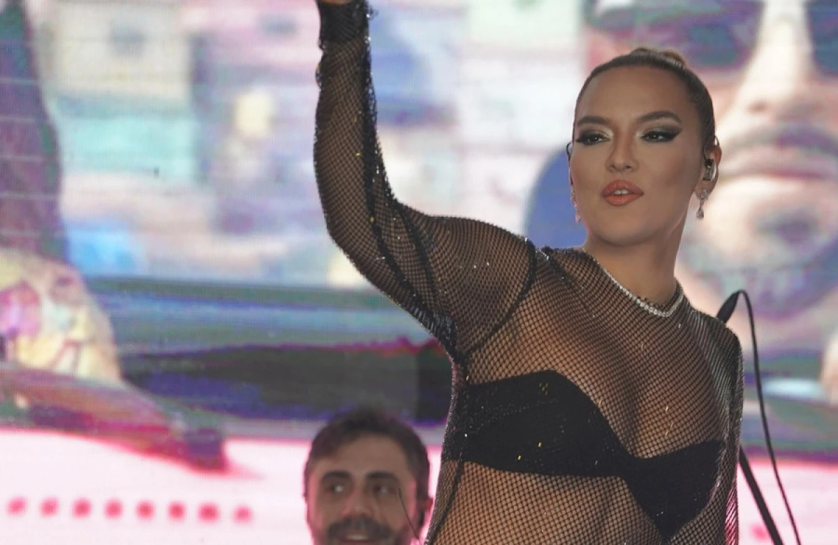 TARZIYLA GECEYE DAMGASINI VURDU