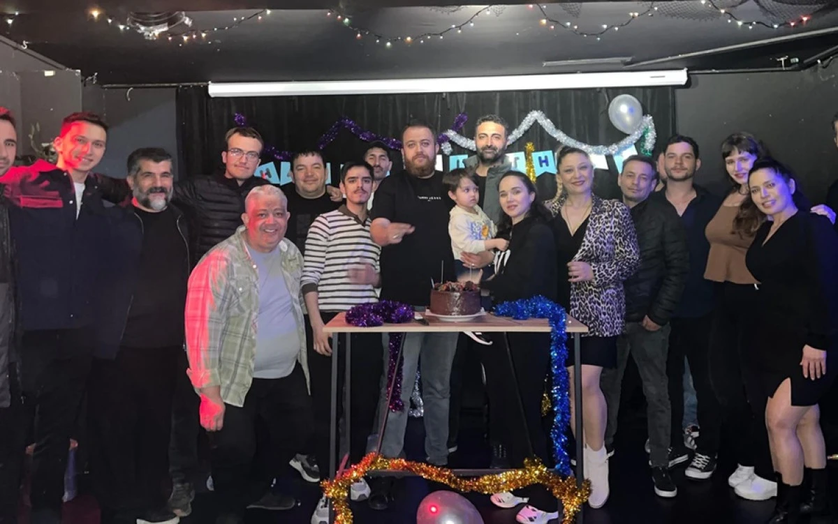 TİYATRO SAHNESİNDE DOĞUM G&Uuml;N&Uuml;