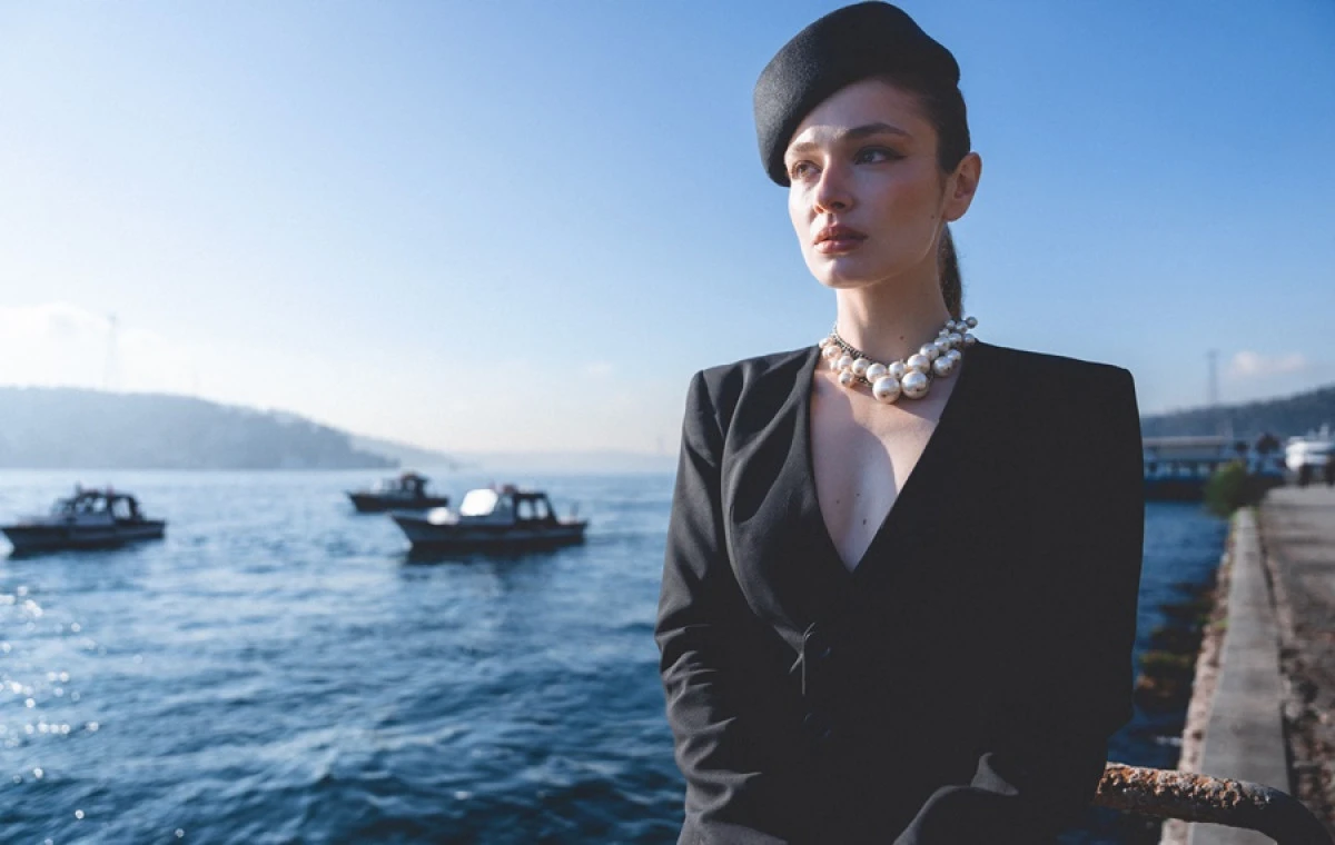 T&Uuml;RK M&Uuml;ZİĞİNİN SEVİLEN ŞARKILARINDAN BİRİNİ YORUMLADI