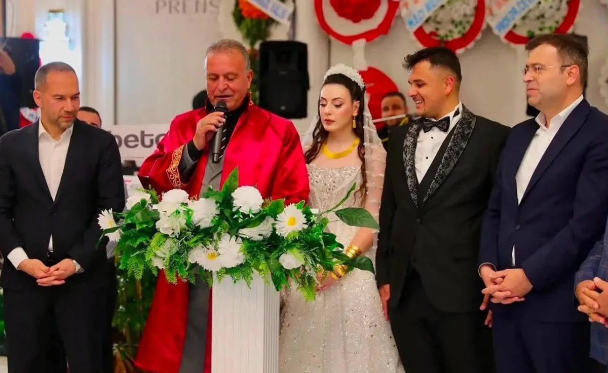 &Uuml;&Ccedil; BİN DAVETLİ G&Ouml;RKEMLİ GECEDE BULUŞTU