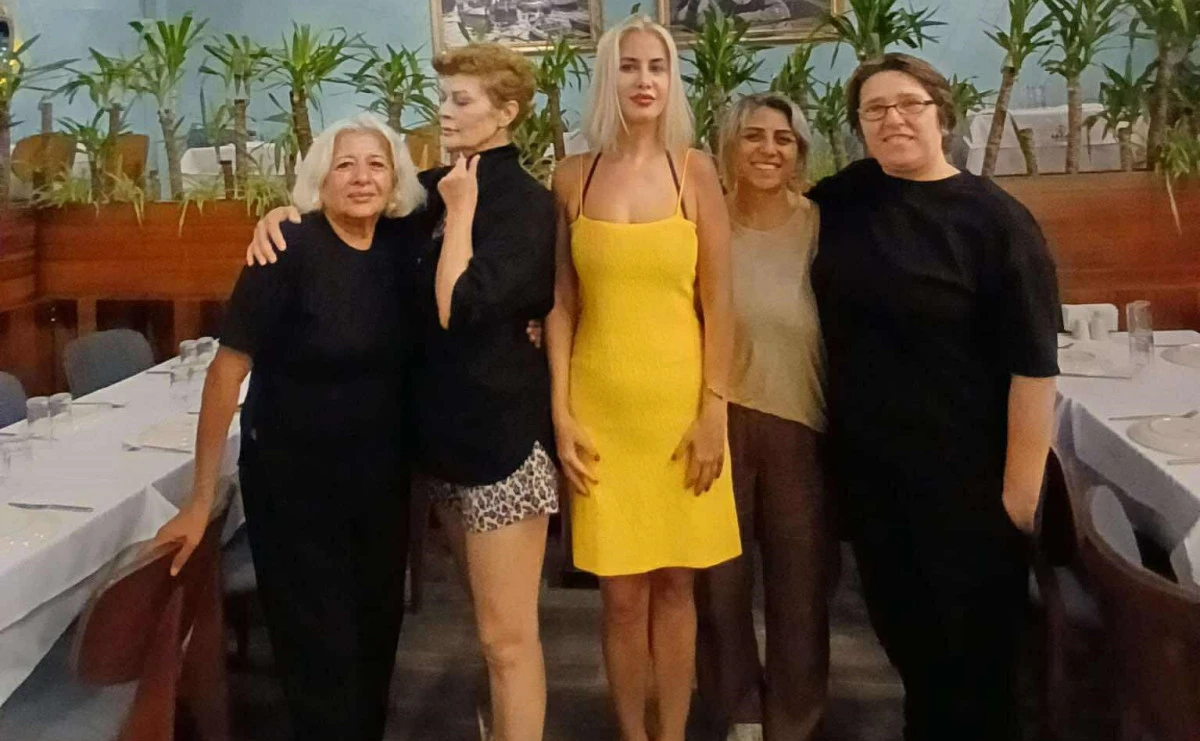  ÜNLÜLER KEBAPÇIDA BULUŞTU