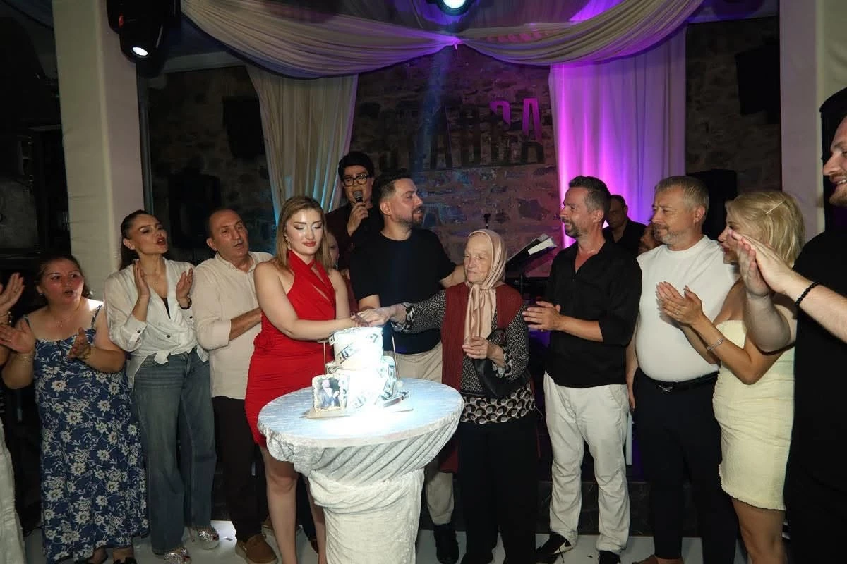 YAŞG&Uuml;N&Uuml;N&Uuml; SANAT VE CEMİYET D&Uuml;NYASININ &Uuml;NL&Uuml; İSİMLERİYLE KUTLADI