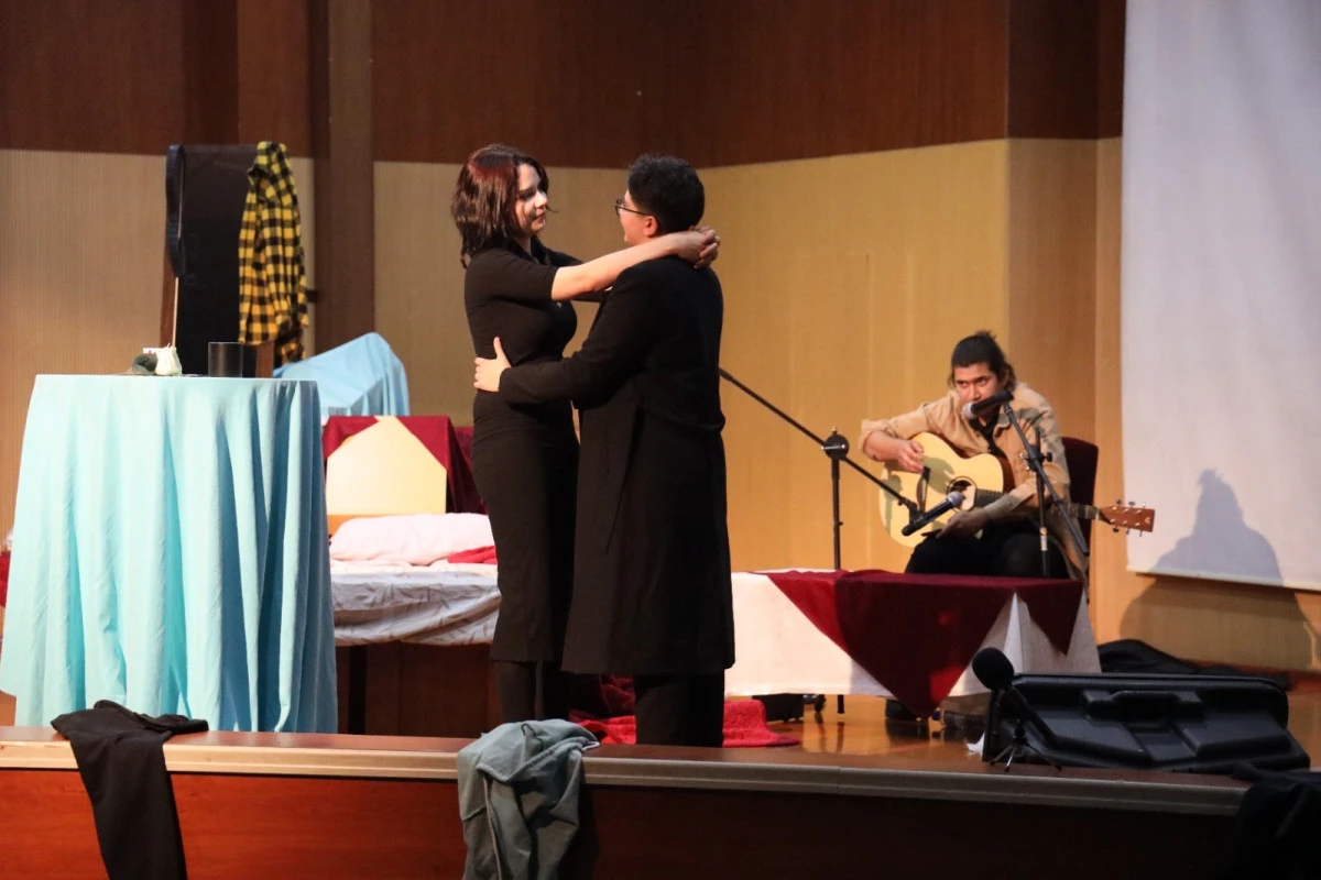 Yeni Iğdır Tiyatrosu İlk Gösterisiyle Büyük Beğeni Topladı