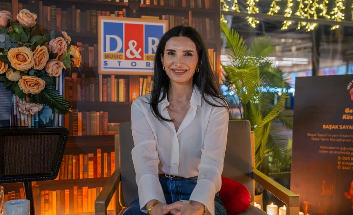 YENİ KİTABININ  M&Uuml;JDESİNİ VERDİ